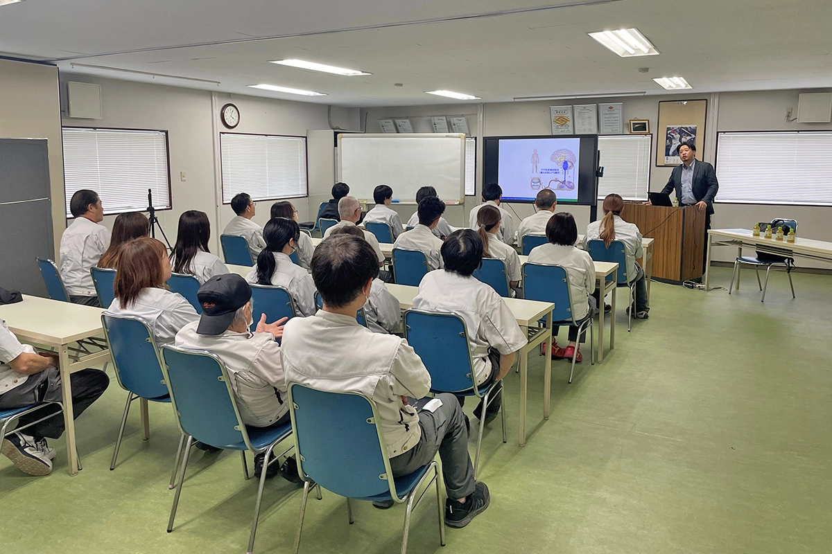 社員の健康促進活動の測定風景